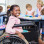 jeune fille sur une chaise roulante souriant à la caméra