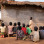 非洲儿童在外面上学