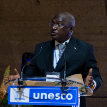 Guinea, Guillaume Hawing, Ministro de Educación Preuniversitaria y Alfabetización, c UNESCO_Lily CHAVANCE 1000px.png
