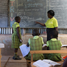 Un enseignant enseigne aux élèves d'une école privée à faible coût en Ouganda, en Afrique de l'Est.