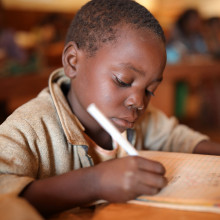 Niño escribiendo en un cuaderno