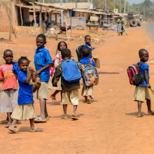 Un grupo de niños en uniforme escolar mirando a la cámara.