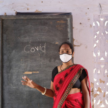Una maestra india con mascarilla en la escuela