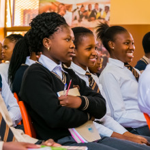 一群南非女孩在学校微笑