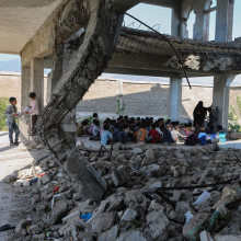 enfants au Yémen étudiant dans une école détruite par la guerre