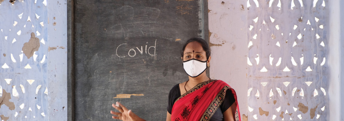 Una maestra india con mascarilla en la escuela