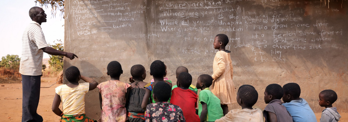 Enfants en Afrique à l'école à l'extérieur