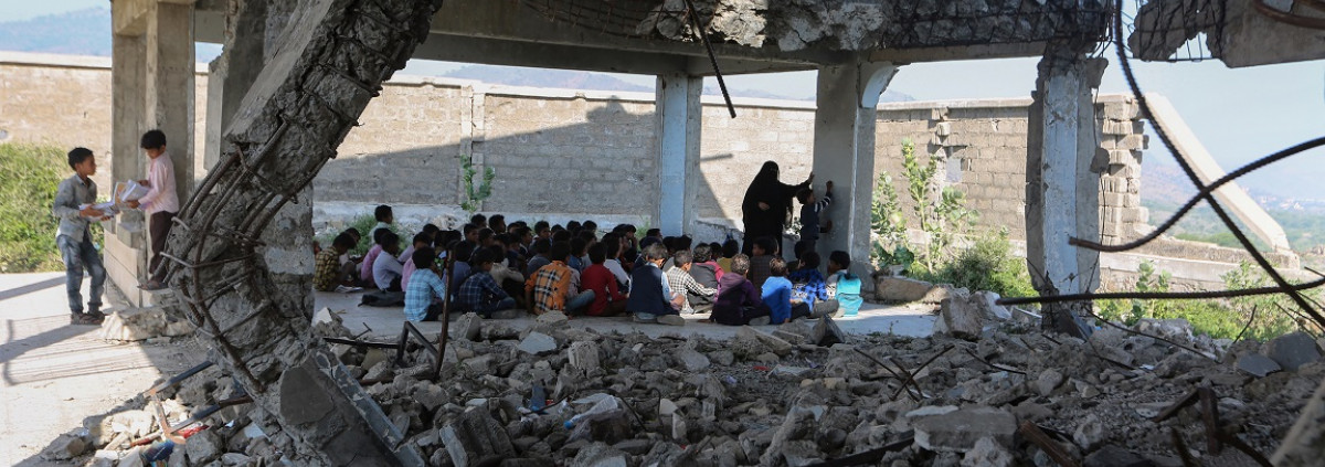 niños en Yemen estudiando en una escuela destruida por la guerra